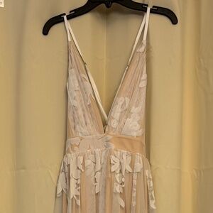 Luxxel White & Nude Floral Mesh Maxi Dress – Size M – NEW WITH TAGS